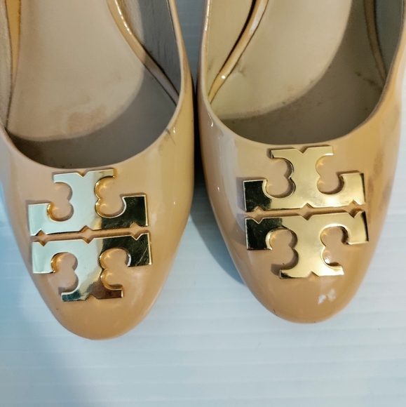 Tory Burch Raleigh Logo Patent Pump in Nude - Picture 6 of 9